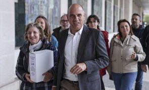 Raimundo diz que PM devia ter-se demitido, Montenegro recusa qualquer falha ética