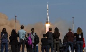 Nave espacial Soyuz MS-27 descola com dois russos e um norte-americano