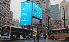 Praças financeiras da China voltam a registar perdas na abertura