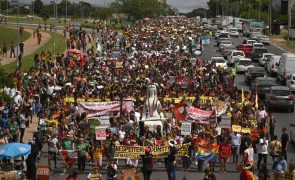 Milhares de indígenas juntos em Brasília lutam por um futuro 