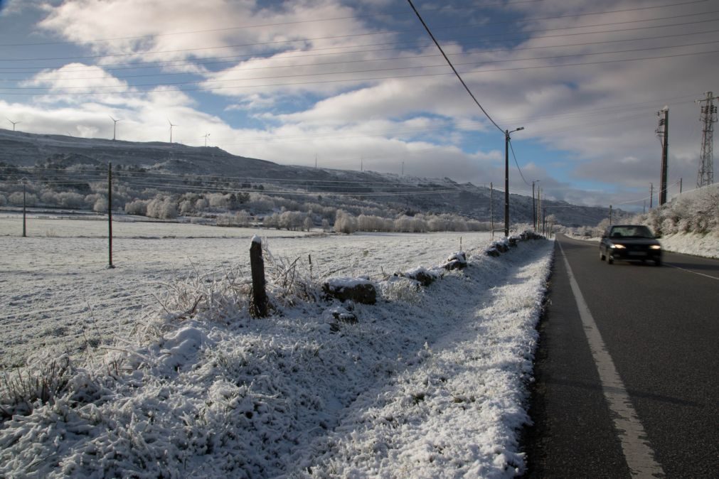 Estrada cortada em Viseu devido à queda de neve