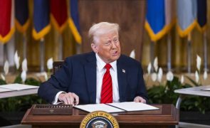 Democratas suspeitam que Trump manipulou mercados