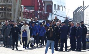 Itália transfere primeiro grupo de imigrantes com ordem de expulsão para centros na Albânia