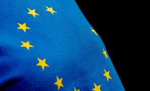 Bruxelas pede cautela orçamental após Portugal ter proposto plano de 10.000 ME
