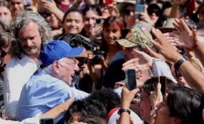 Comício de Sanders e Ocasio-Cortez é maior de sempre com 36 mil pessoas em Los Angeles