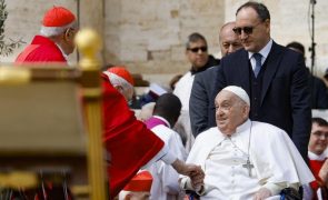 Papa aparece inesperadamente na praça de São Pedro no final da missa