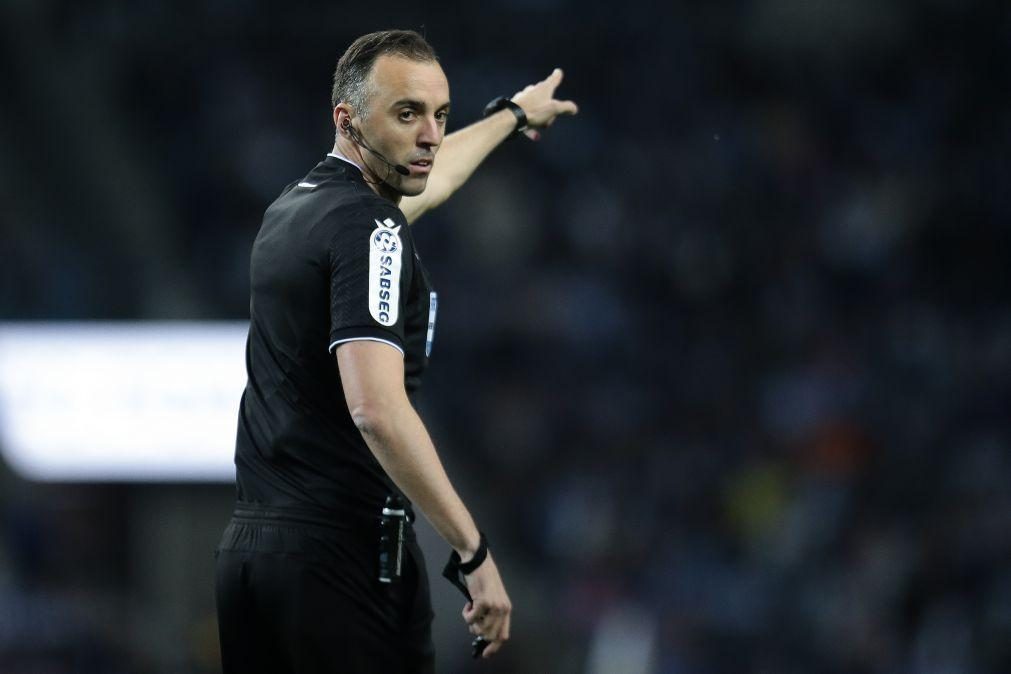 João Pinheiro vai arbitrar o jogo entre a Fiorentina e o Celje da Liga Conferência de futebol