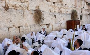 Dezenas de milhares de judeus reúnem-se em Jerusalém para bênção tradicional