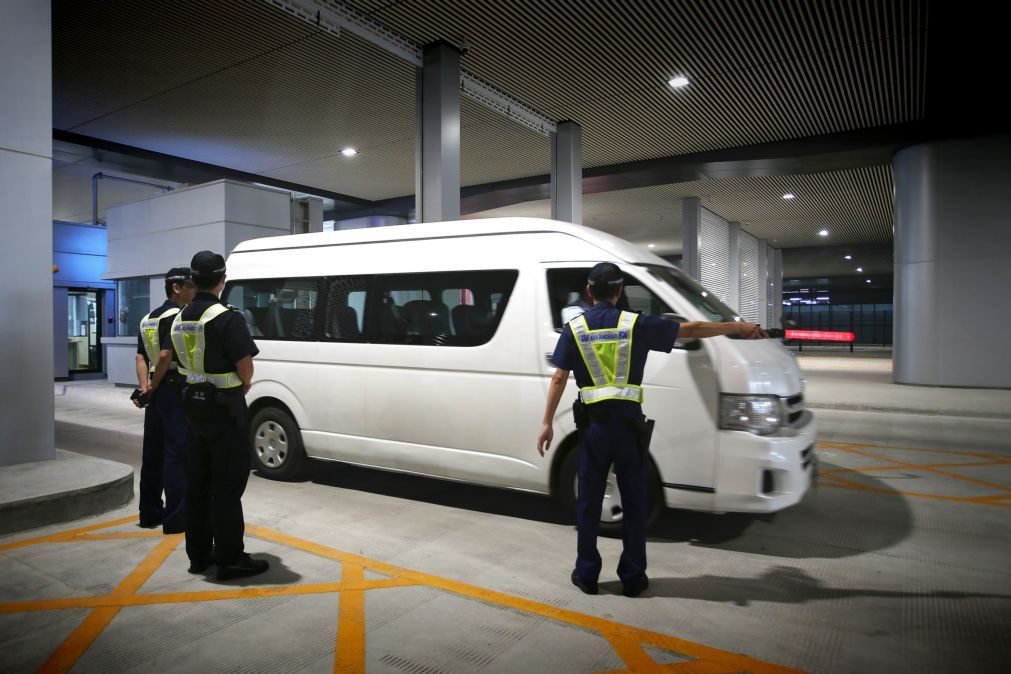 Jornalistas levados pela polícia em Macau durante apresentação de programa político