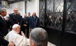 Em visita a prisão de Roma Papa diz que vive convalescença 