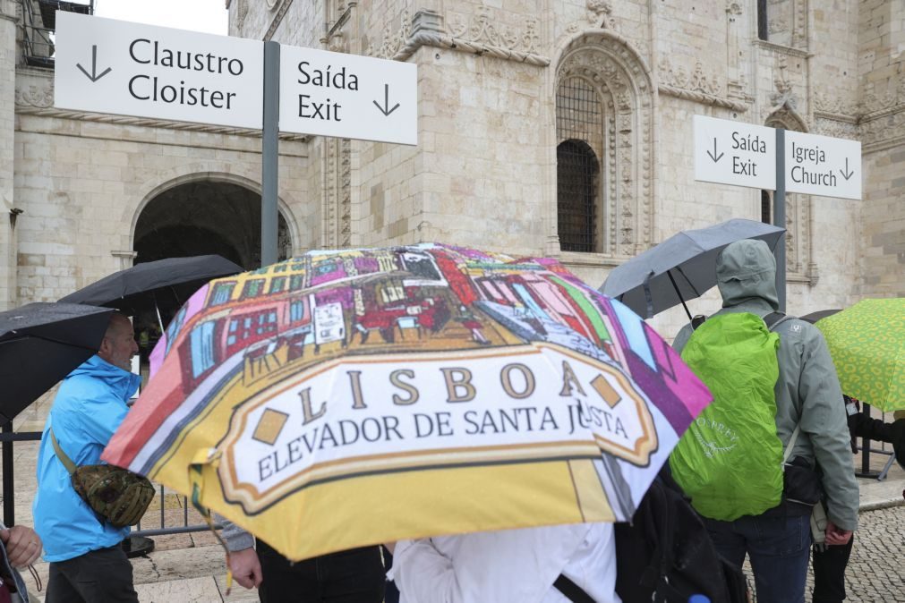 Turistas em Lisboa desapontados com monumentos fechados devido a greve