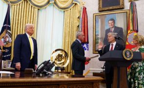 Trump avança com reforma que lhe dá poder para contratar e despedir 50.000 funcionários