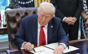 Trump pede ao Supremo que levante restrição à expulsão imigrantes para El Salvador