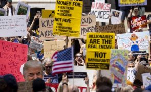 Milhares de pessoas saíram à rua em Nova Iorque em protesto 'anti-Trump'