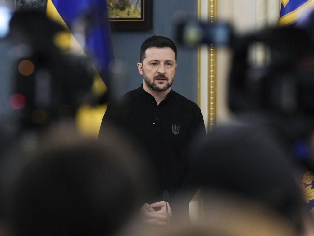 Zelensky assinala 46 ataques russos e 900 bombardeamentos durante a trégua