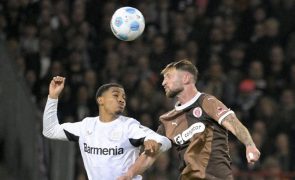 Bayer Leverkusen volta a empatar e 'embala' o líder Bayern Munique para o título