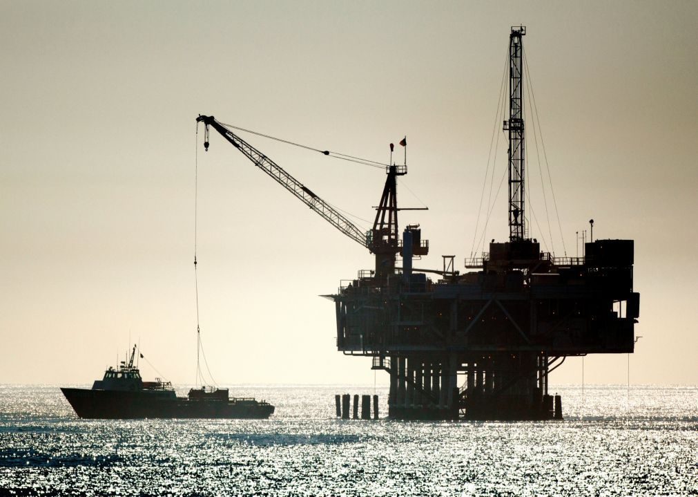 Reservas de petróleo dos EUA registam descida de 4,9 milhões de barris