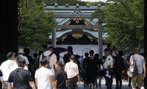 Líder japonês envia flores para polémico santuário por ocasião de festival
