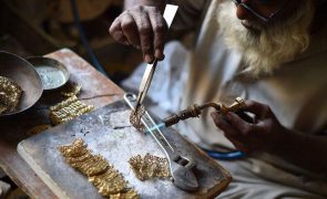 Preço do ouro continua a bater recordes e aproxima-se dos 3.400 dólares por onça