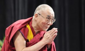 Dalai Lama exprime tristeza e elogia simplicidade de Francisco