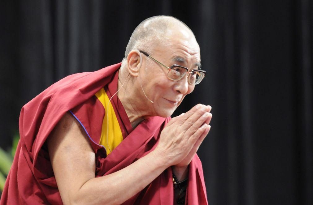Dalai Lama exprime tristeza e elogia simplicidade de Francisco