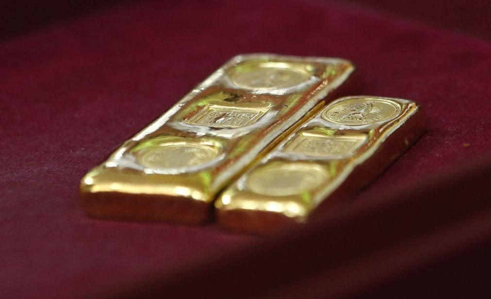 Preço do ouro atinge recorde de 3.430 dólares