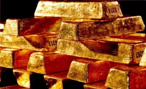 Ouro continua a subir e alcança máximos históricos perto dos 3.500 dólares