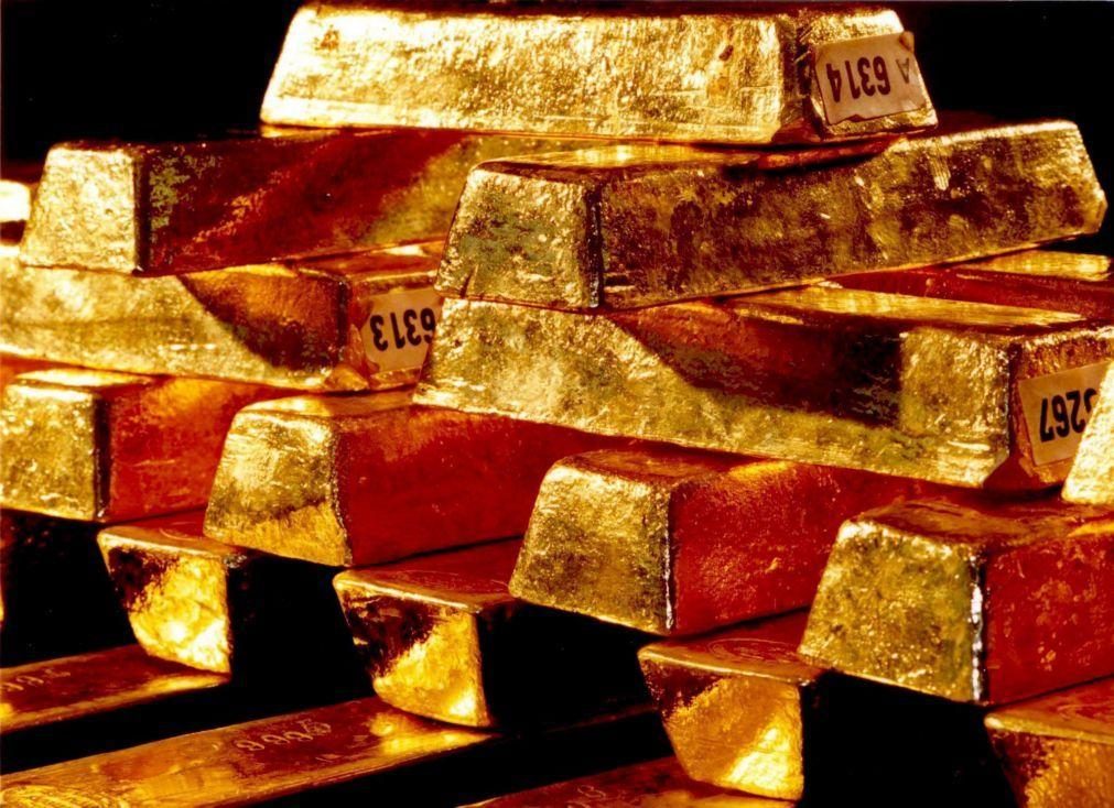 Ouro continua a subir e alcança máximos históricos perto dos 3.500 dólares