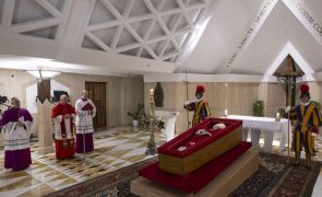 Vaticano divulga primeiras imagens do Papa no caixão