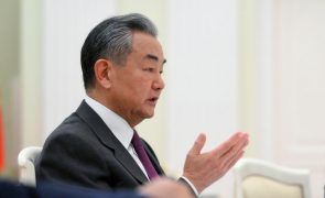 Pequim pede a Londres e à UE para defenderem comércio mundial