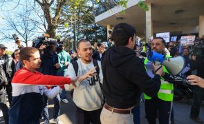 Polícia intervém em protesto de imigrantes no Porto para afastar ativista anti-imigração