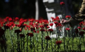 PM adiou celebrações festivas do 25 de Abril para 1.º de Maio com jardins abertos e Tony Carreira