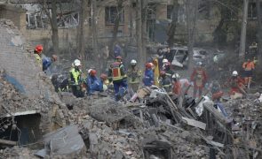 Sobe para 12 número de mortos em ataque russo contra Kiev