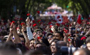 Desfile do 25 Abril chegou ao Rossio mais de uma hora depois de milhares começarem a descer a Avenida