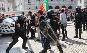 Três detidos, quatro pessoas identificadas e dois polícias feridos em Lisboa