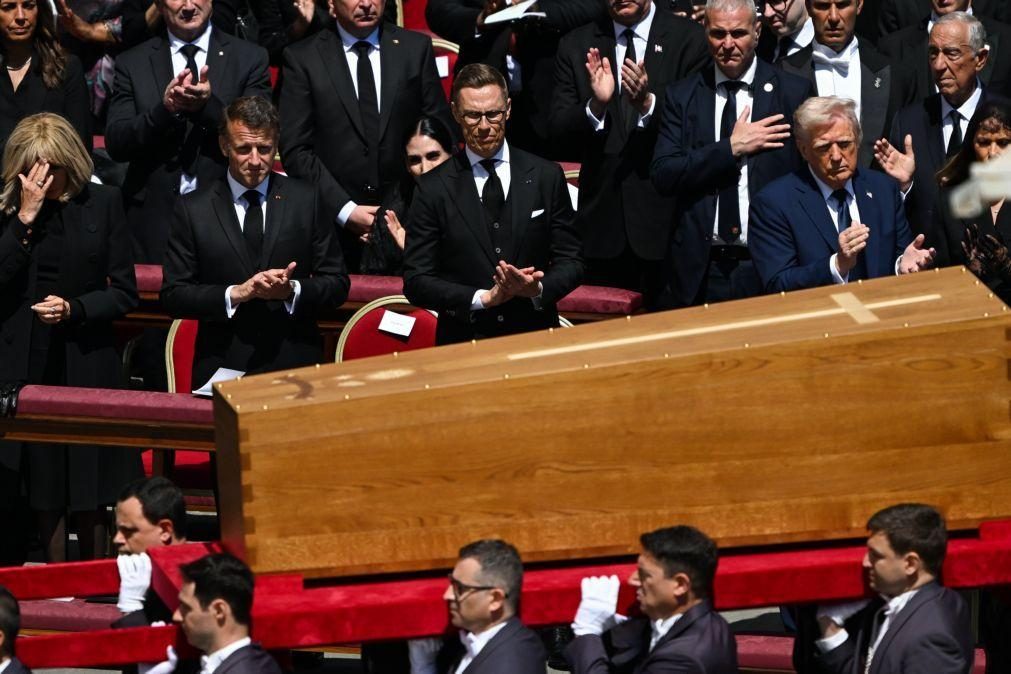 Corpo de Francisco a caminho da Basílica onde será sepultado