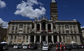 Pobres recebem Francisco à chegada ao local onde será sepultado