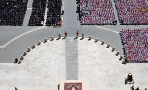 Pelo menos 400 mil pessoas participaram hoje no funeral de Francisco