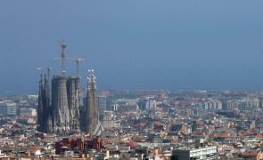Ativistas em Barcelona protestam contra excesso de turismo na Sagrada Família
