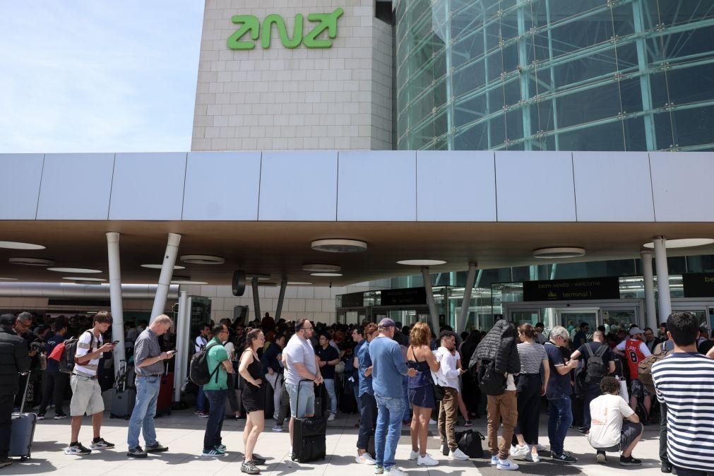 CORREÇÃO DO TÍTULO: Condicionamento do aeroporto de Lisboa deixa milhares na rua