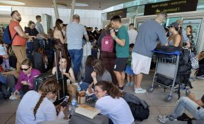 Aeroporto de Lisboa bloqueado entre quem chega e quem quer partir