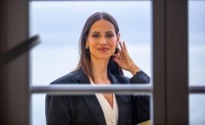 Mariana Monteiro Embriagada em voo para Londres: 