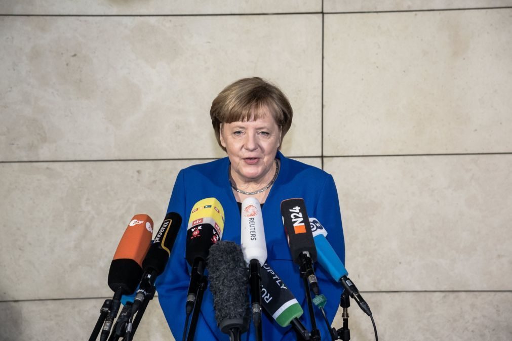 Merkel afirma que persistem «grandes obstáculos» entre CDU e SPD