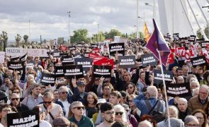 Vítimas das cheias em Espanha protestam em Valência contra 