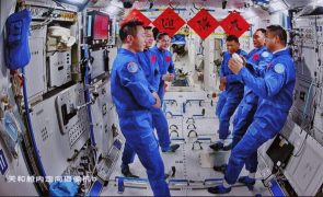 Três astronautas chineses regressam à Terra após seis meses no espaço