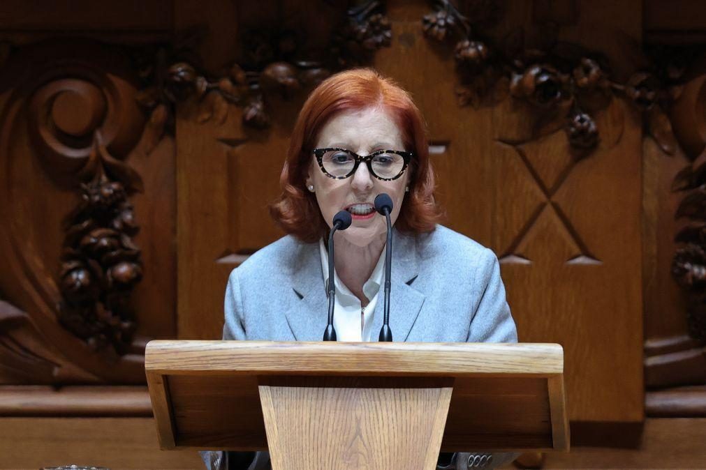 Ministra diz que não falou mais cedo por estar a trabalhar mas oposição critica comunicação do Governo