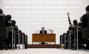 Banco do Japão reduz previsão de crescimento devido a tarifas mas mantém juros