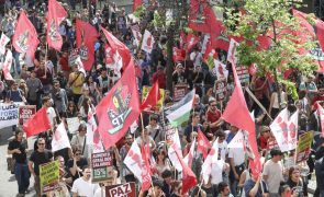 Milhares desfilam em Lisboa a exigir mais salário para habitação
