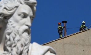 Vaticano começa a instalar chaminé no topo da Capela Sistina para Conclave