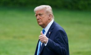 Trump criticado por divulgar uma imagem sua vestido de Papa